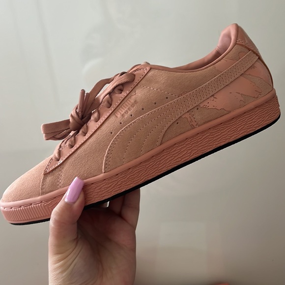 Brand new limited edition MAC cosmetics x PUMA suede crème d’nude sneakers W8 - Picture 3 of 8